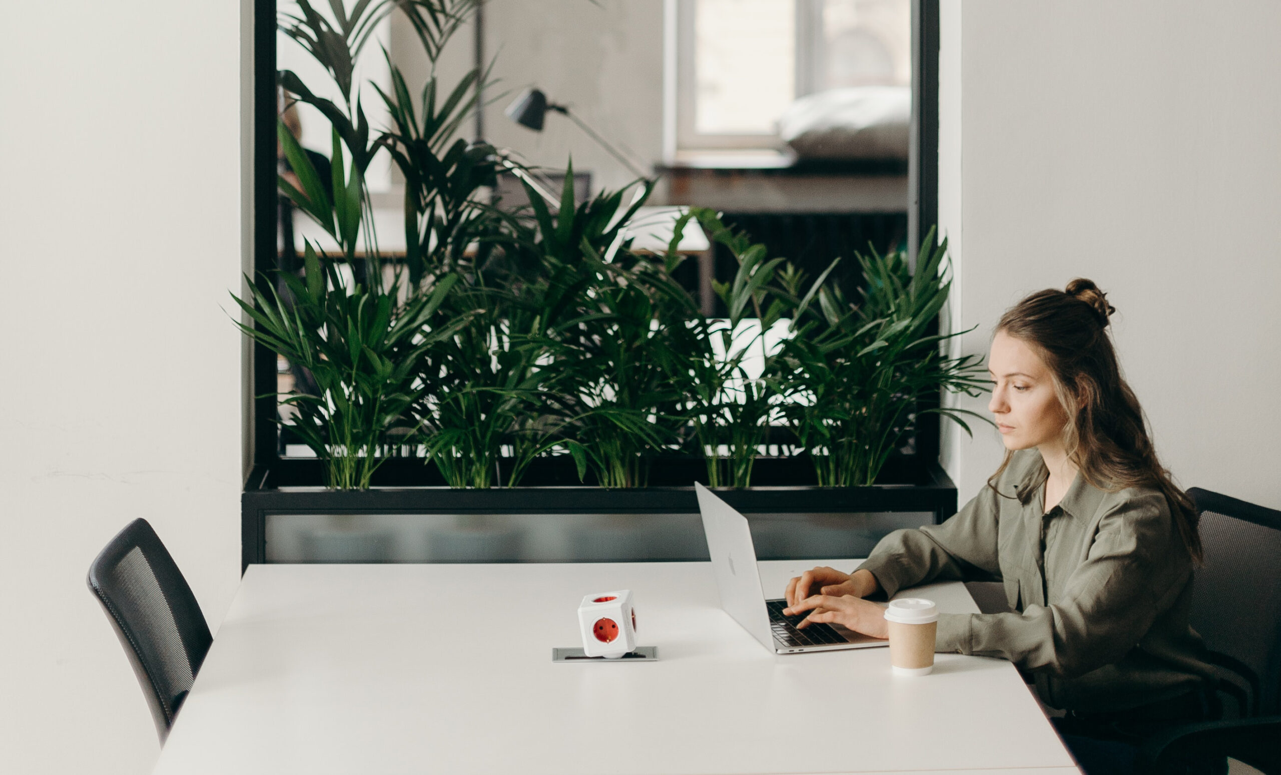 workplace design chica trabajando