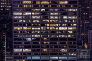exterior de edifico con luces en diferentes pisos