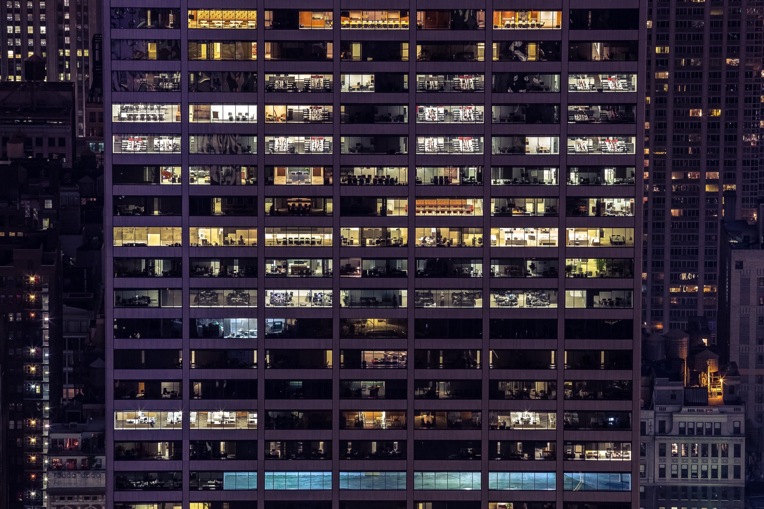 exterior de edifico con luces en diferentes pisos