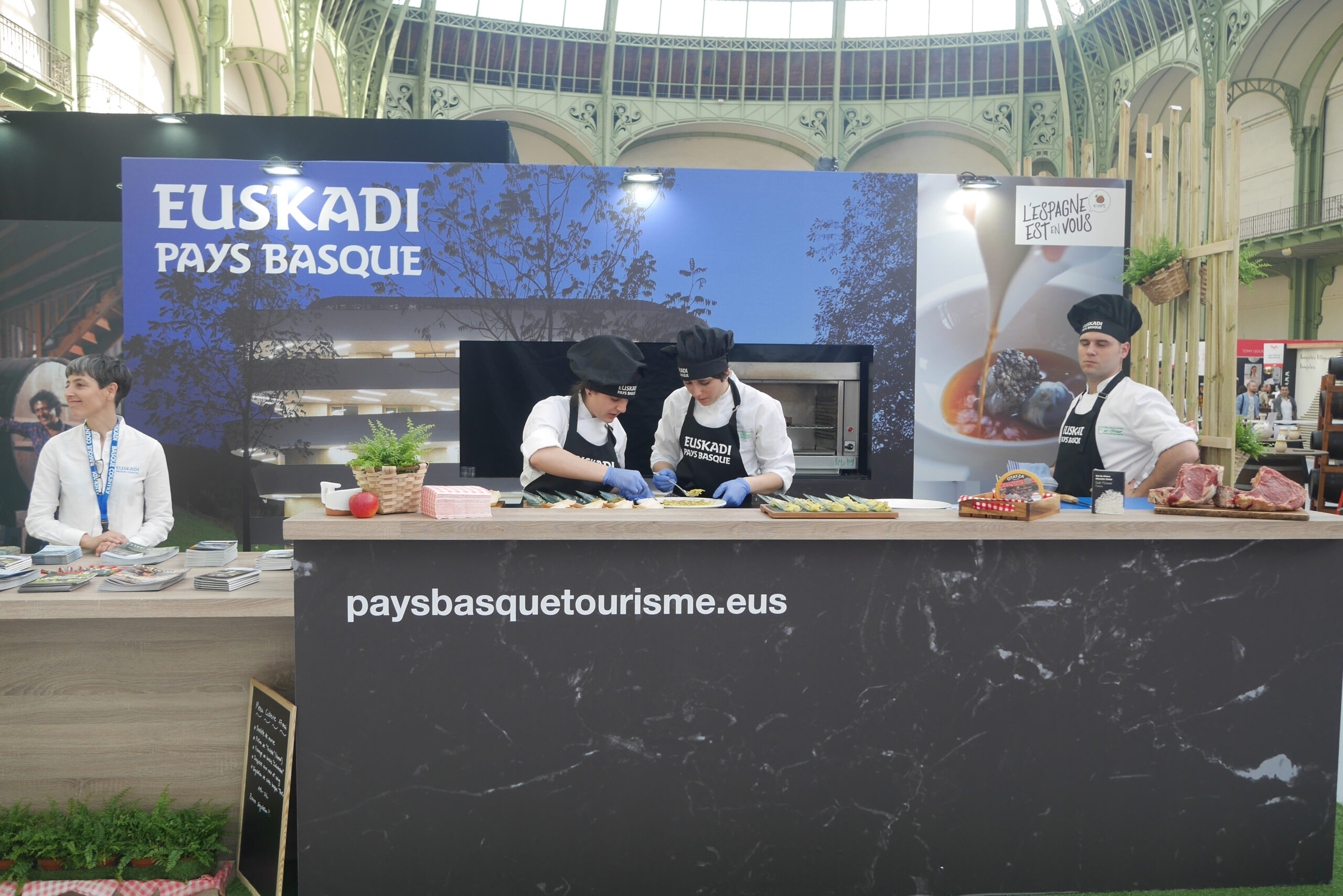 design stand ferial